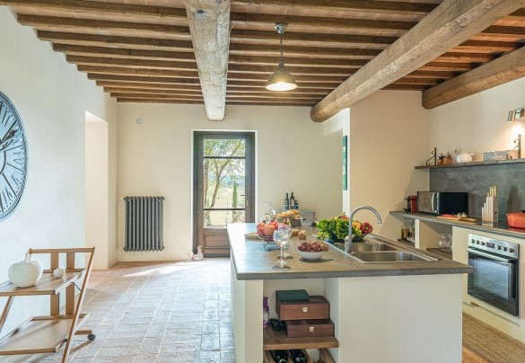 La cucina con comoda isola centrale – Podere di Salci