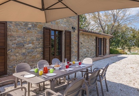 Sul retro del casale si trova la zona pranzo con ombrellone – Podere di Salci