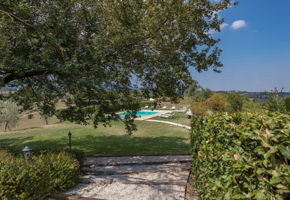 Adiacente alla piscina c’è una vasta zona di prato – Podere di Salci