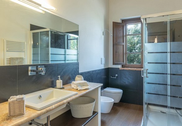Bagno con doccia n. 4, al servizio delle camere n. 4 e n.5 – Podere di Salci