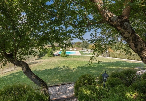 Il casale è immerso nel verde di una tenuta che si estende su una superficie di circa 5 ettari, gran parte dei quali ricoperti da bosco – Podere di Salci