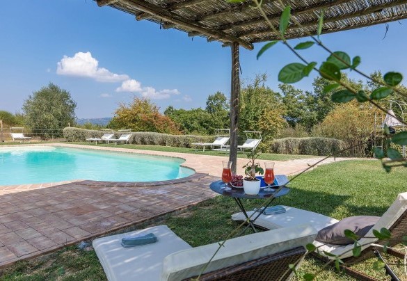 Zona d’ombra ai bordi della piscina – Podere di Salci