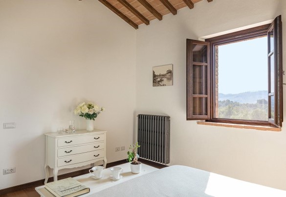 Camera matrimoniale n.3 al primo piano, con bagno en suite con doccia e cabina armadio – Podere di Salci