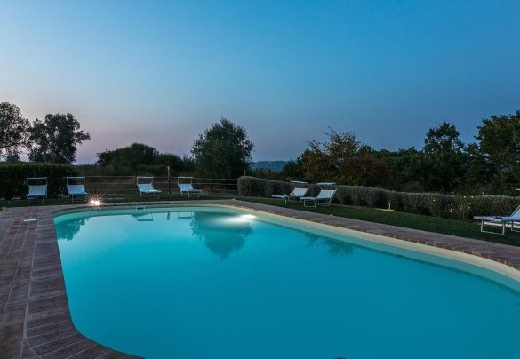 La piscina è interamente illuminata – Podere di Salci