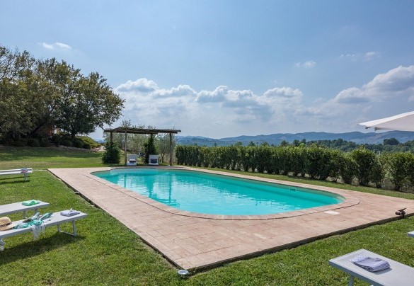 La vasca, dalla forma ovale, misura 12 x 6 m, ha una profondità che va da 1,40 m nel punto più basso fino ad un massimo di 1,70 m in quello più alto – Podere di Salci