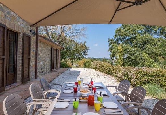 Sul retro del casale si trova la zona pranzo con ombrellone – Podere di Salci