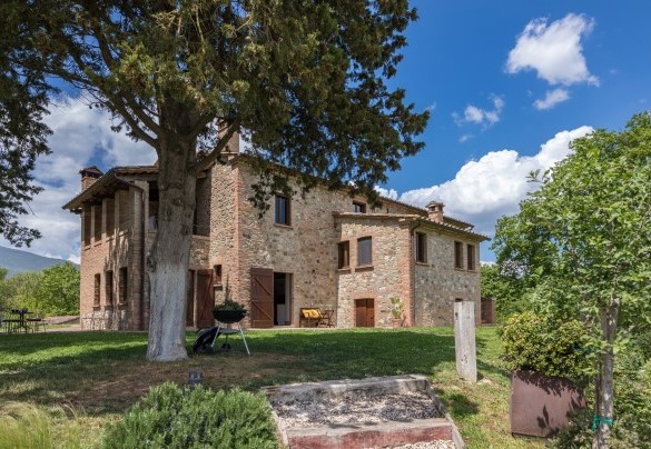 The lush garden of about 2000 sq m abounds in many types of flowers that alternate in the manicured lawn areas - Podere Fabbrica