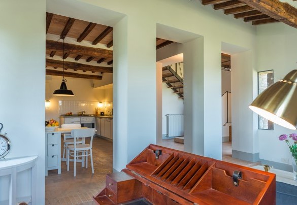 Living room with dining area and kitchenette on the mezzanine floor - Podere Fabbrica