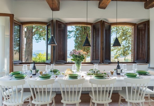 Bright dining room thanks to the large windows - Podere Fabbrica