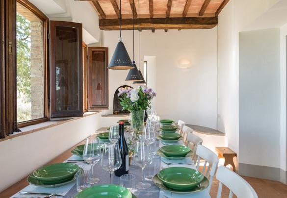 La bella tavolata imbandita per pranzi importanti - Podere Fabbrica