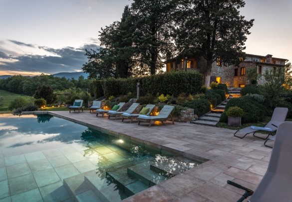 The pool and the house in the background - Podere Fabbrica