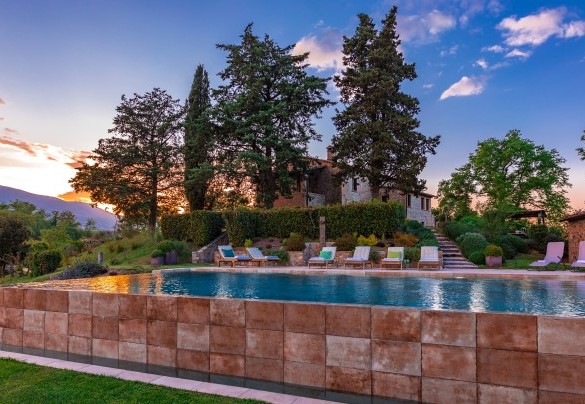La piscina e il casale sullo sfondo - Podere Fabbrica