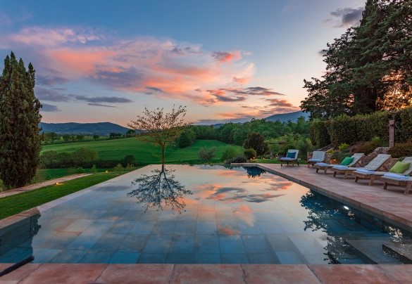The pool and the sunbath area at sunset - Podere Fabbrica
