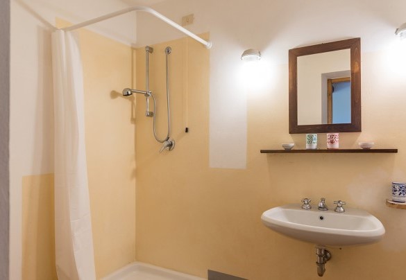 En suite bathroom with shower on the mezzanine floor - Podere Fabbrica