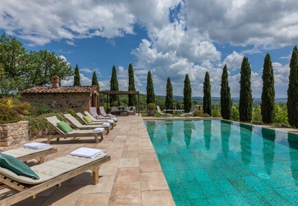 La piscina è collocata all'interno del parco della proprietà - Podere Fabbrica
