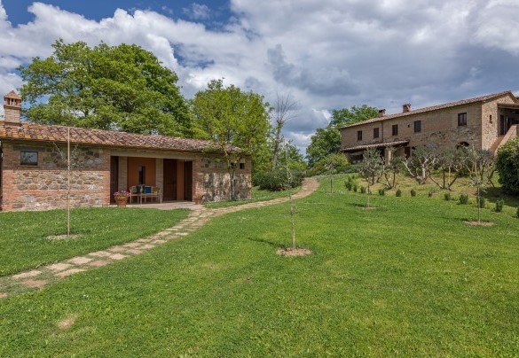 Il casale e l'annesso abbracciati dalle verdi colline - Podere Fabbrica