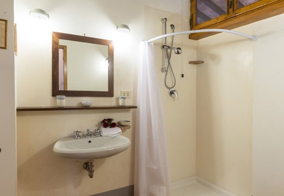 En suite bathroom with shower on the first floor - Podere Fabbrica