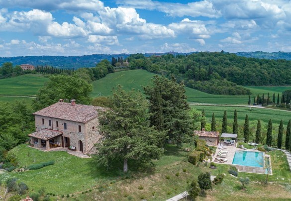 Nestled on a gentle hill on the border between Tuscany and Umbria - Podere Fabbrica