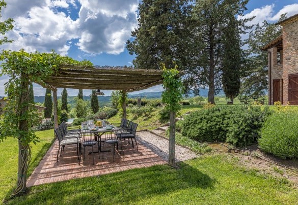 Uscendo dalla cucina, ad un terrazzamento inferiore, è posizionata la pergola - Podere Fabbrica