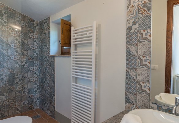 Service bathroom with shower in the pool annex - Podere Fabbrica