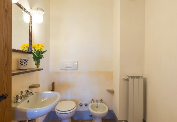 Service bathroom with shower on the mezzanine floor - Podere Fabbrica