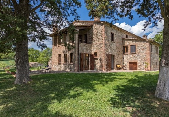 The stone farmhouse, which is encircled by cypress trees is located on the border between Tuscany and Umbria - Podere Fabbrica 