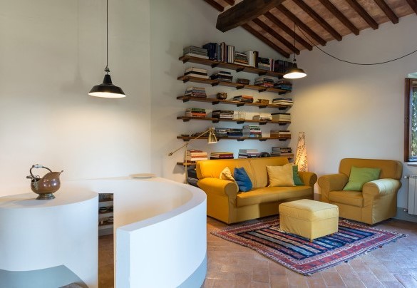 Living room with fireplace on the first floor - Podere Fabbrica