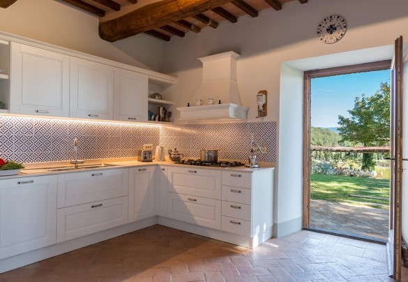 Kitchen with direct exit to the outside - Podere Fabbrica