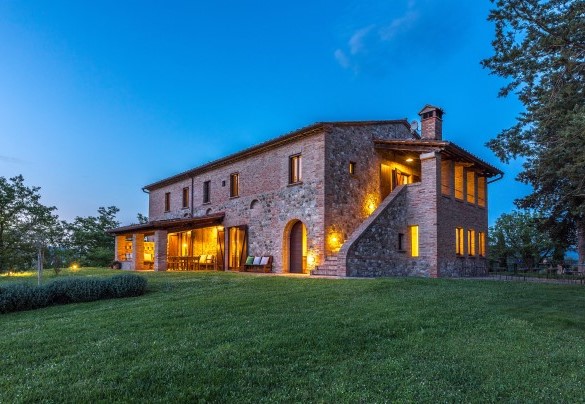 The farmhouse illuminated at night - Podere Fabbrica