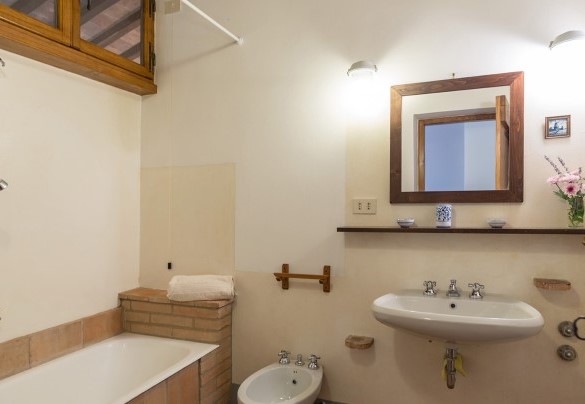 En suite bathroom with tub on the first floor - Podere Fabbrica