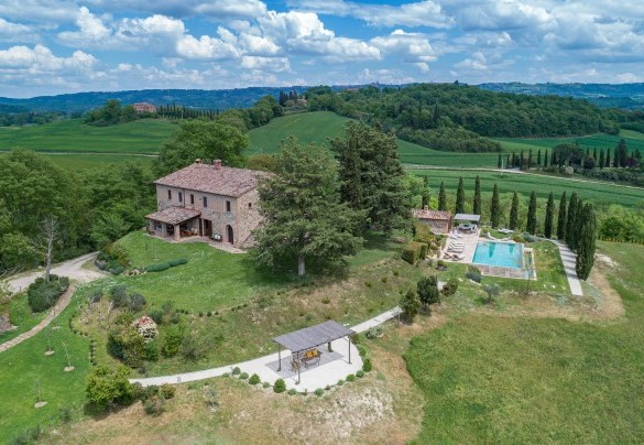 Adagiata su una dolce collina sul confine tra Toscana e Umbria - Podere Fabbrica