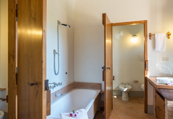 En suite bathroom with tub on the first floor - Podere Fabbrica
