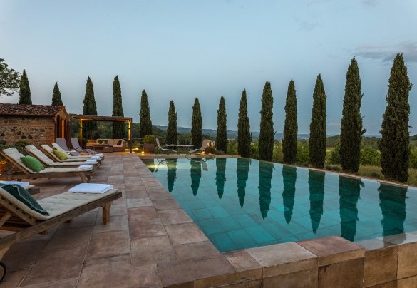 La piscina illuminata al tramonto - Podere Fabbrica