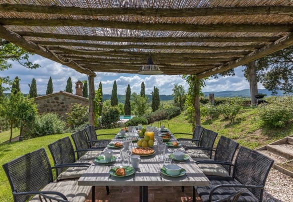 Dettaglio del tavolo preparato per colazioni all'aperto - Podere Fabbrica 