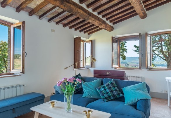  The welcoming living room on the mezzanine floor - Podere Fabbrica
