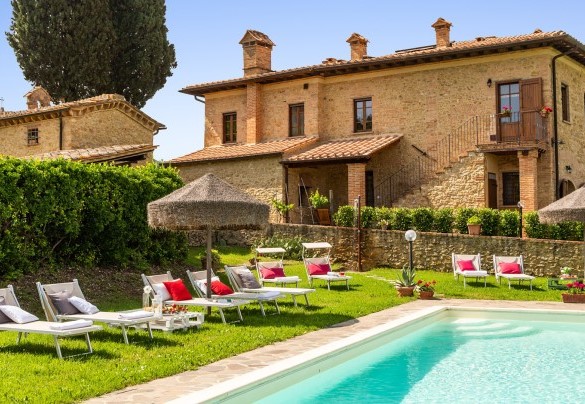 La piscina rivestita in PVC, con bordo in pietra e corredata di scala romana – Podere Fornacchia 