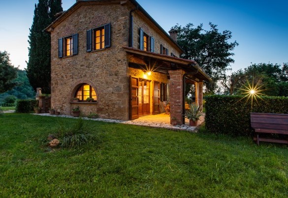 Il tramonto dietro le colline e il parco che si illumina – Podere Fornacchia 