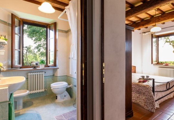 Bagno con doccia n.5 accanto alle camere n.7 e n.8 – Podere Fornacchia 