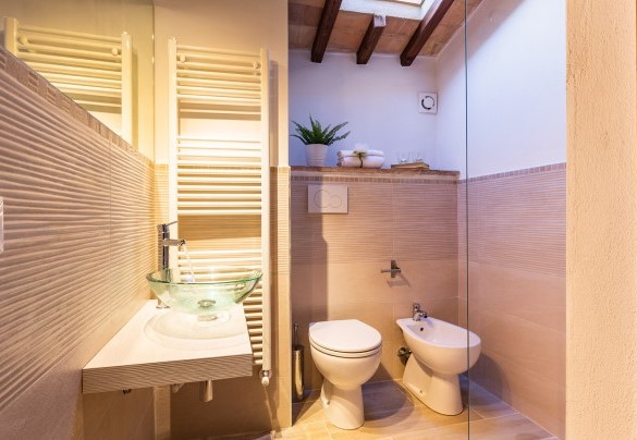 Bagno con doccia n.4 al primo piano, in mansarda – Podere Fornacchia 