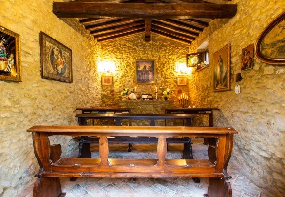 Cappella consacrata per matrimoni. A richiesta – Podere Fornacchia 