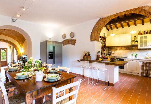 La grande cucina attrezzata accanto alla sala da pranzo – Podere Fornacchia 