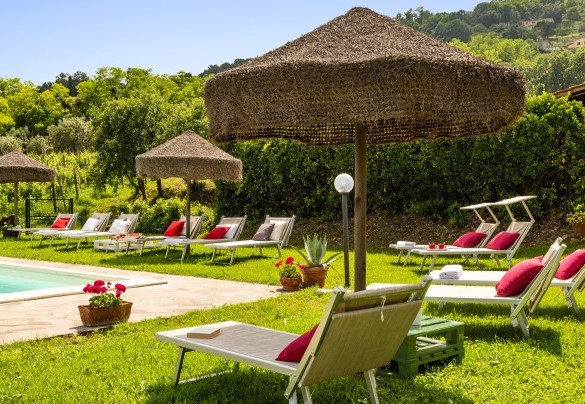 Il solarium attrezzato per garantire pieno relax e privacy – Podere Fornacchia 