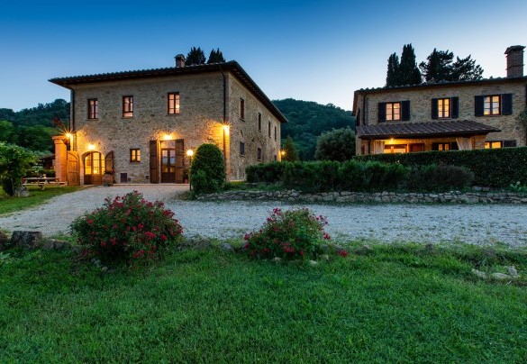 La villa avvolta da luci dai toni caldi e soffusi – Podere Fornacchia 