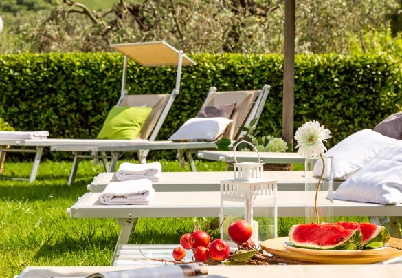 Il solarium attrezzato per garantire pieno relax e privacy – Podere Fornacchia 