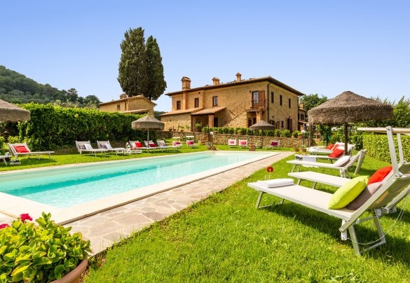 The pool measuring 4 x 11 m with a minimum depth of 1.20 m and maximum of 1.50 m – Podere Fornacchia 