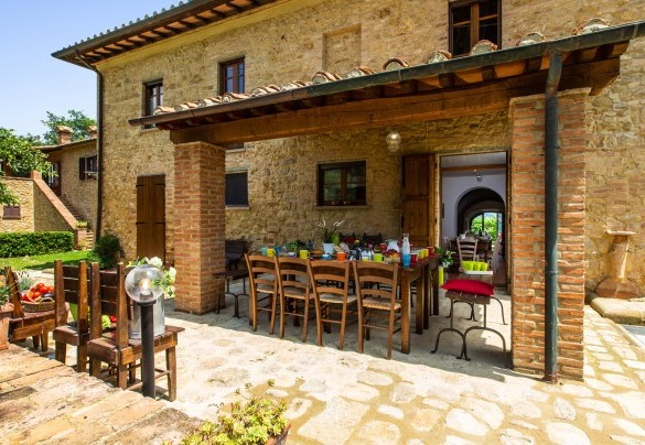 Il portico attrezzato con tavolo per pranzare, nelle vicinanze della cucina – Podere Fornacchia 