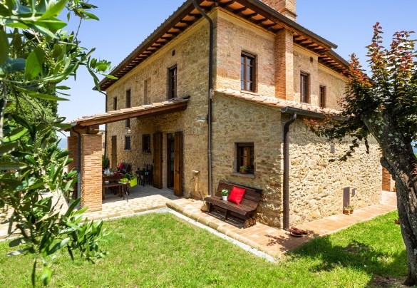 Il casale immerso nel verde giardino – Podere Fornacchia 