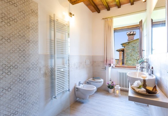 Bagno con doccia n.1 al primo piano – Podere Fornacchia 