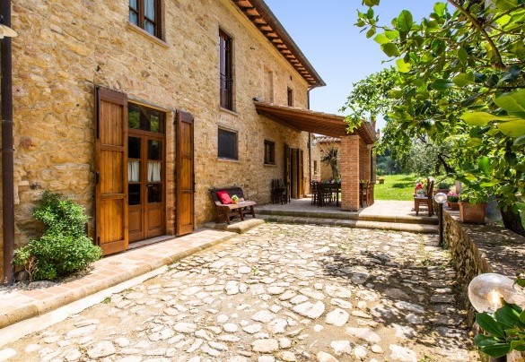 Cespugli di aromatiche circondano il casale – Podere Fornacchia 