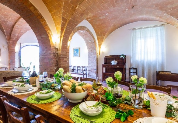 Open space con salotto ed area pranzo – Podere Fornacchia 